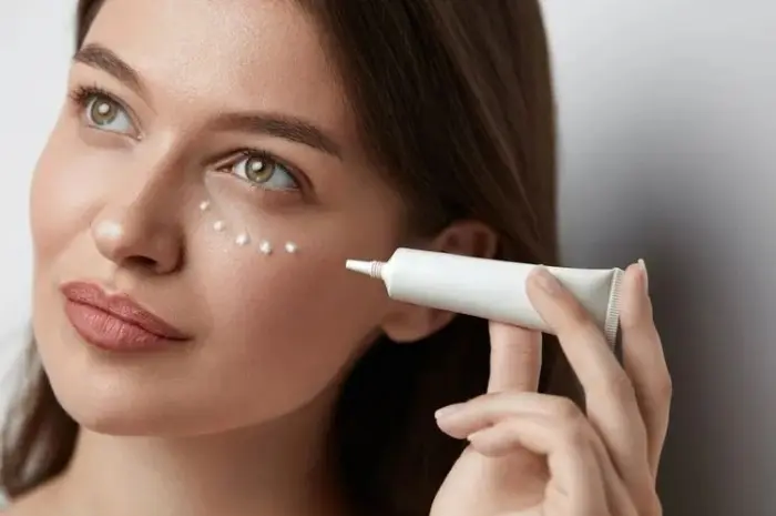 6 Rekomendasi Eye Cream Remaja yang Bagus untuk Mata Panda